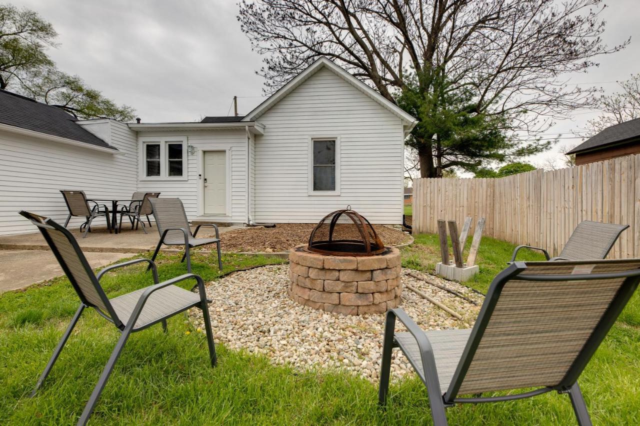 Modern Family Home In Mason With Backyard And Fire Pit Exterior photo
